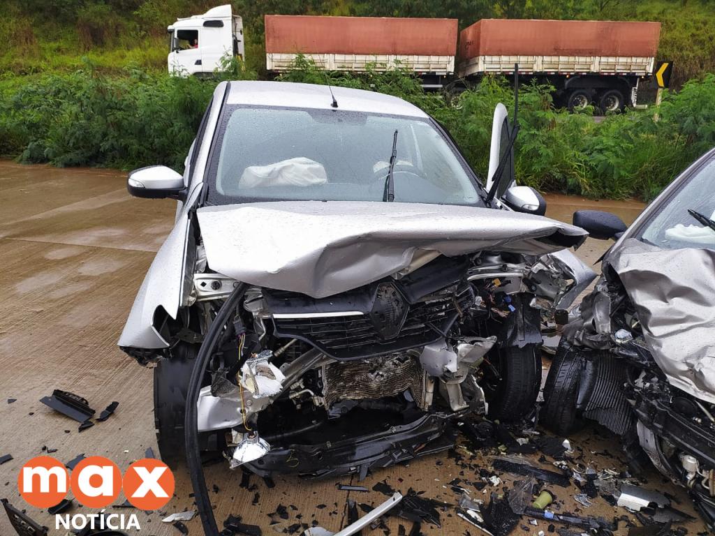 Veículos colidem de frente em pista não liberada para tráfego