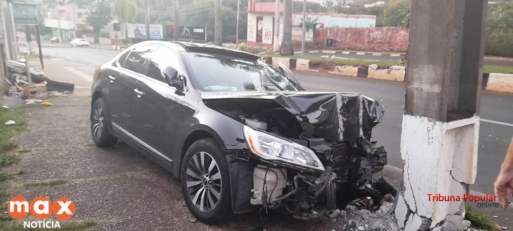Veículo colide com caminhão e um poste na Av. das Cataratas