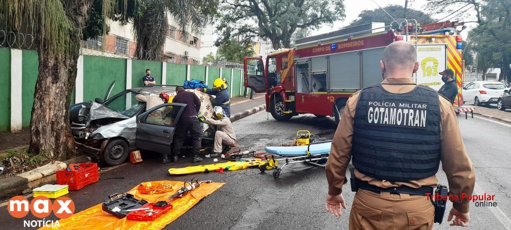 Condutor fica preso as ferragens após colisões na Av. República Argentina