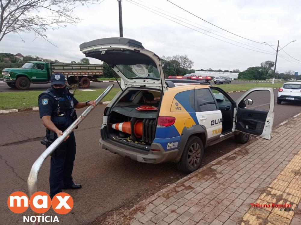 Guarda Municipal recolhe placa de trânsito danificada na Av. Mario Filho