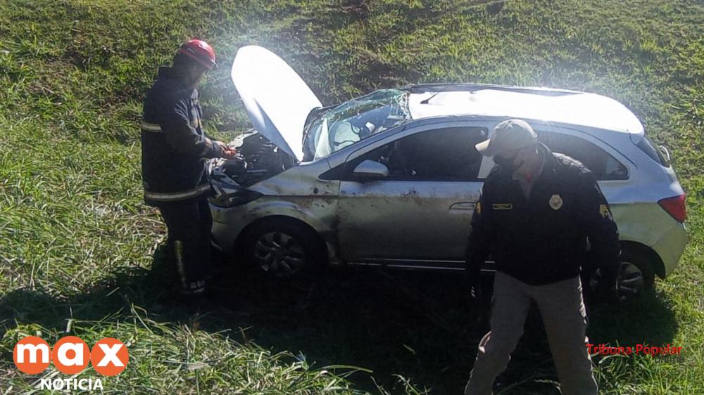 Bombeiros socorrem três vítimas após capotamento no viaduto da BR-277 com a Av. JK