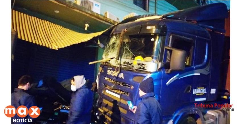 Carreta atropela 5 motos e para após acertar dois comércios