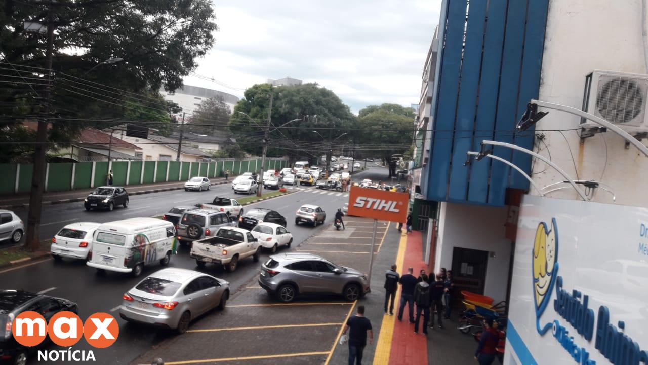 Assaltantes trocam tiros com a PM e são presos ao tentar assaltar loja de celulares em Foz