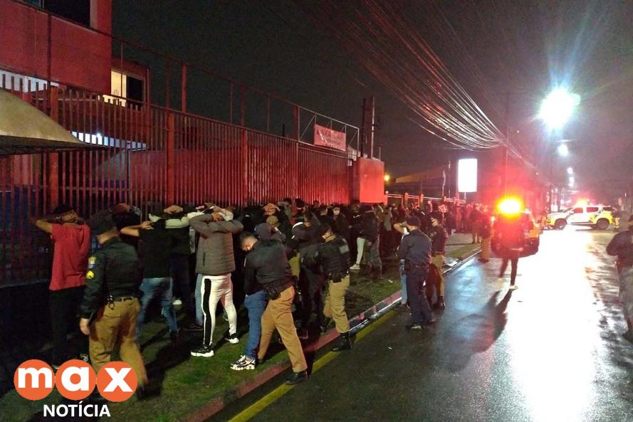 Polícia encontra mais de 800 pessoas em aglomerações e fecha pontos comerciais