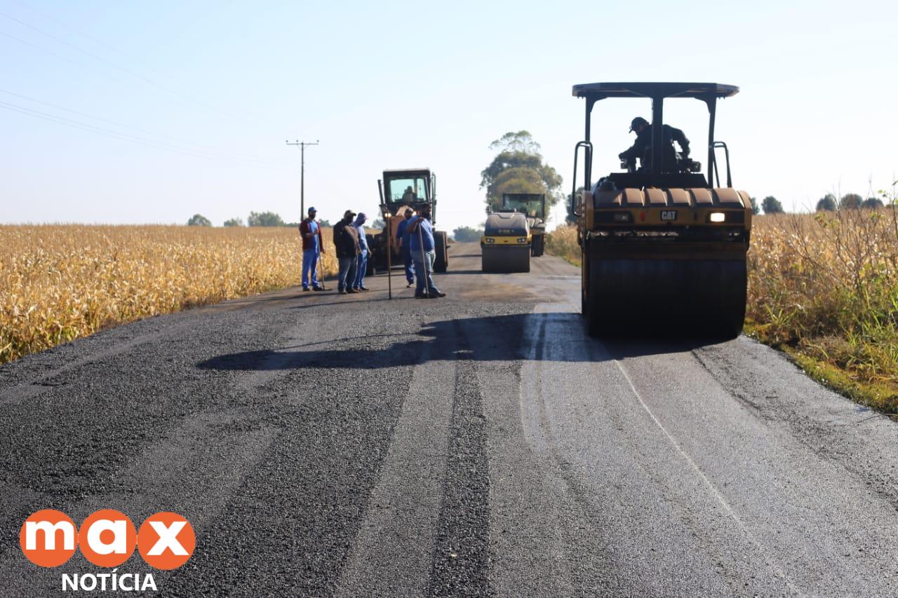 Estrada do Alto da Boa Vista recebe serviços de pavimentação asfáltica