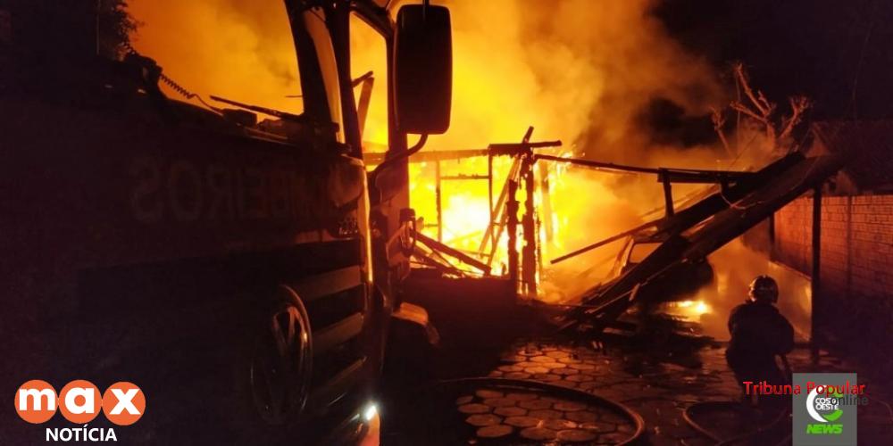 Rapaz coloca fogo na casa dos pais e acaba preso pela PM