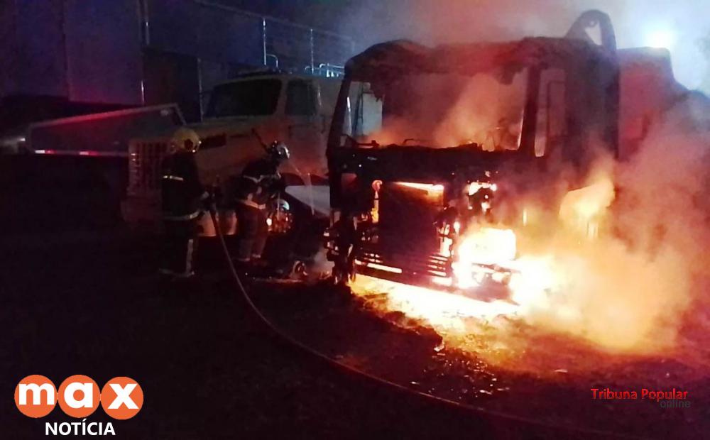 Carreta fica totalmente destruída pelo fogo