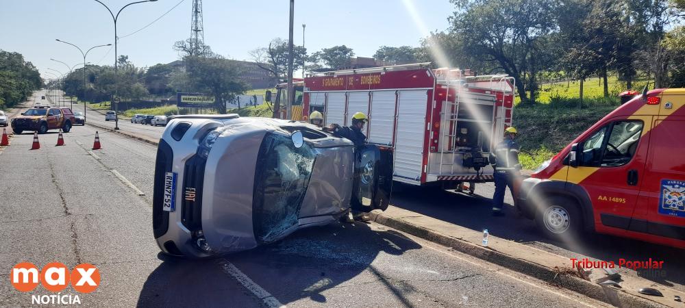 Bombeiros socorrem condutor após capotamento de veículo na Av. Beira Rio