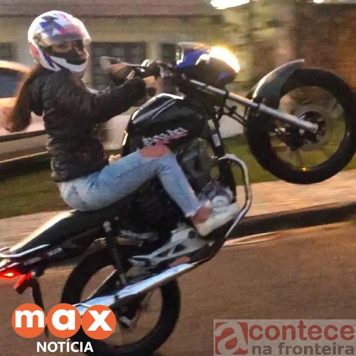 Namorado de garota que morreu após empinar moto diante da PM é preso ao fazer a mesma manobra