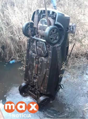 Carro desaparecido em 2014 ressurge em rio com ossada humana