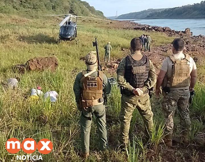 Helicoptero da Policia flagra embarcação carregada com maconha no Rio Paraná