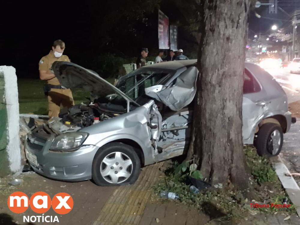 Condutora fica ferida após colidir contra o muro do Batalhão do Exercito