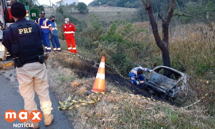 Carro pega fogo e mulher não consegue escapar das chamas em acidente