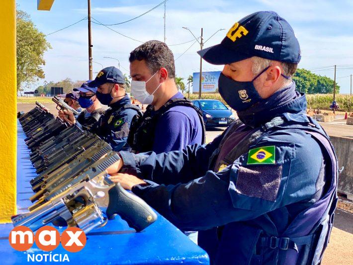 PRF e Receita Federal apreendem arsenal no Paraná