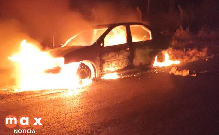 Homem é executado dentro de casa durante a madrugada, Possível carro de fuga em chamas