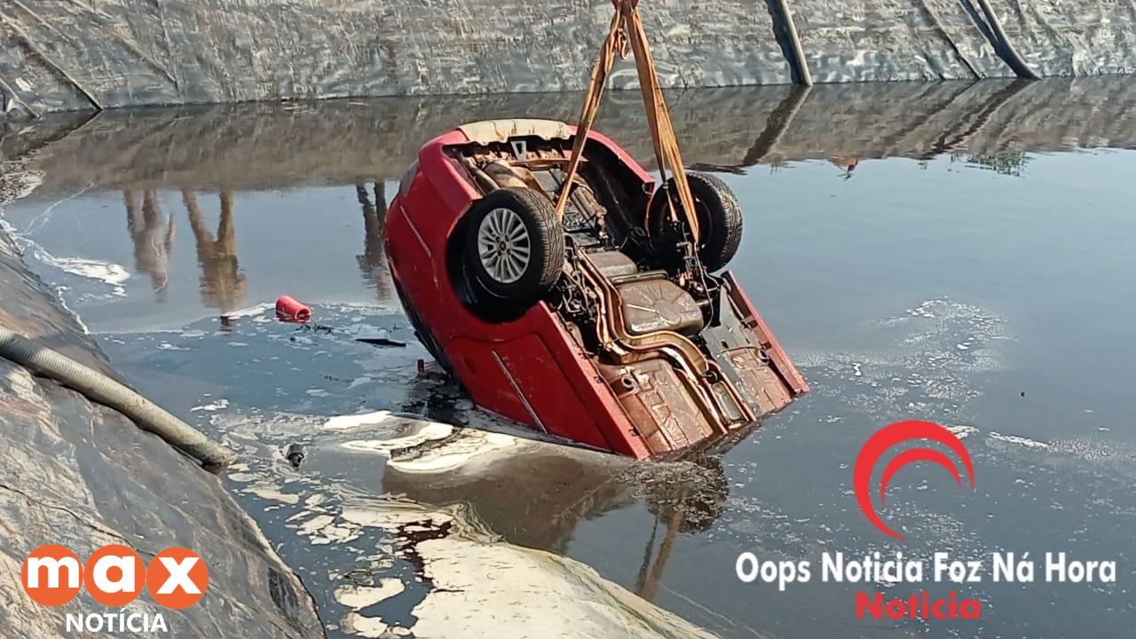 CASAL SANTAHELENENSE MORRE APÓS ACIDENTE E CARRO FICAR SUBMERSO EM UMA ESTERQUEIRA