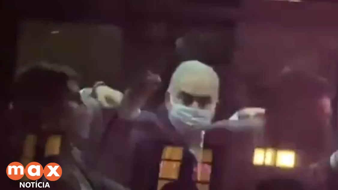 Queiroga faz gestos obscenos a manifestantes em Nova York