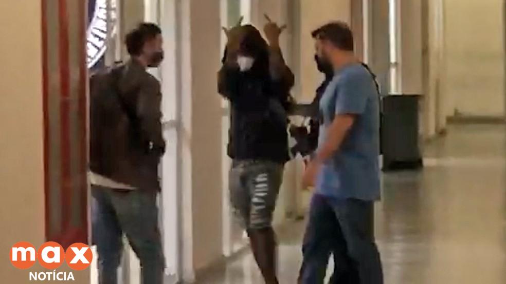 Polícia localiza Nego do Borel em motel no Rio; cantor faz gesto obsceno ao chegar a delegacia: ‘Quis me isolar’, disse