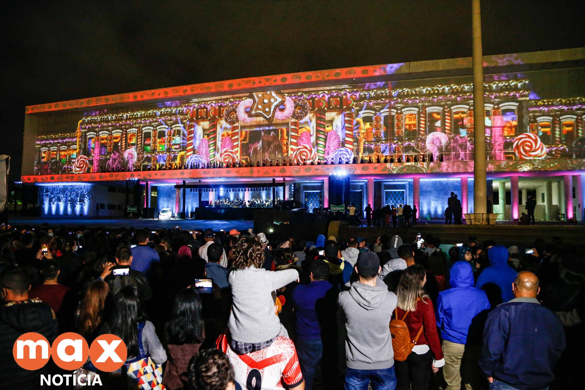 Primeira apresentação do Natal no Palácio Iguaçu é um espetáculo de fogos, luzes e música