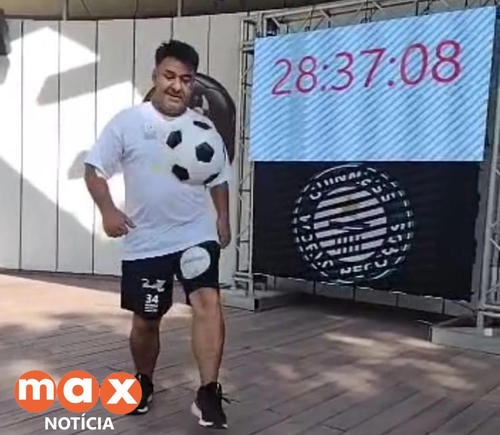Brasileiro desmaia ao quebrar recorde de 34h seguidas fazendo embaixadinhas e entrar no Guinness Book; VÍDEO