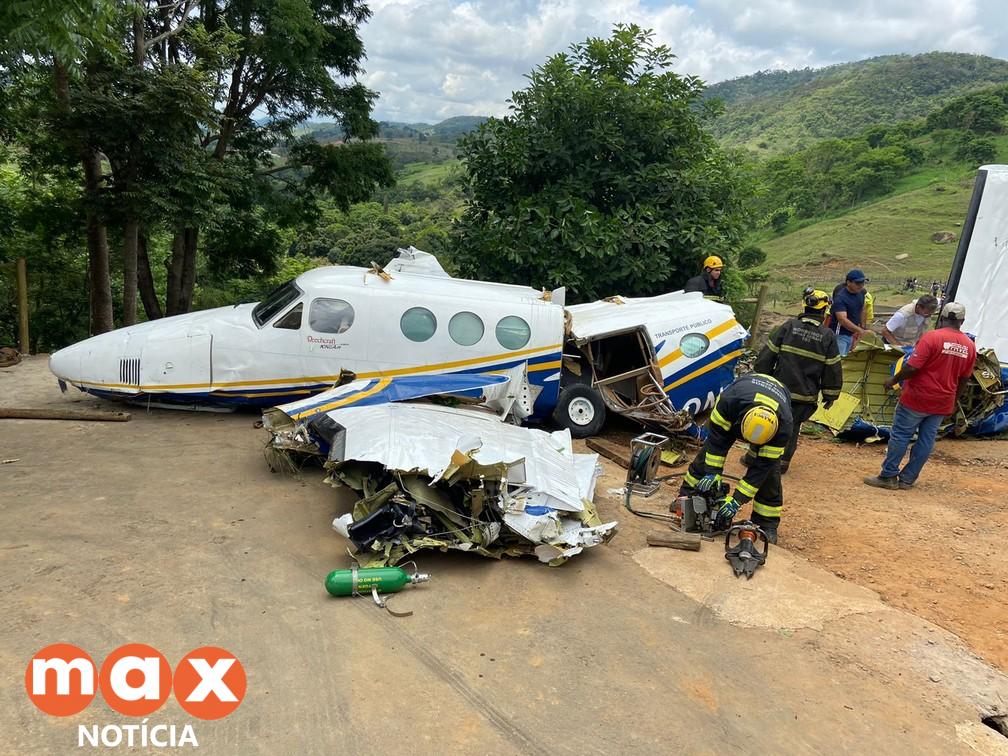 Puxado por guindaste, avião que caiu com Marília Mendonça será levado para o Rio de Janeiro