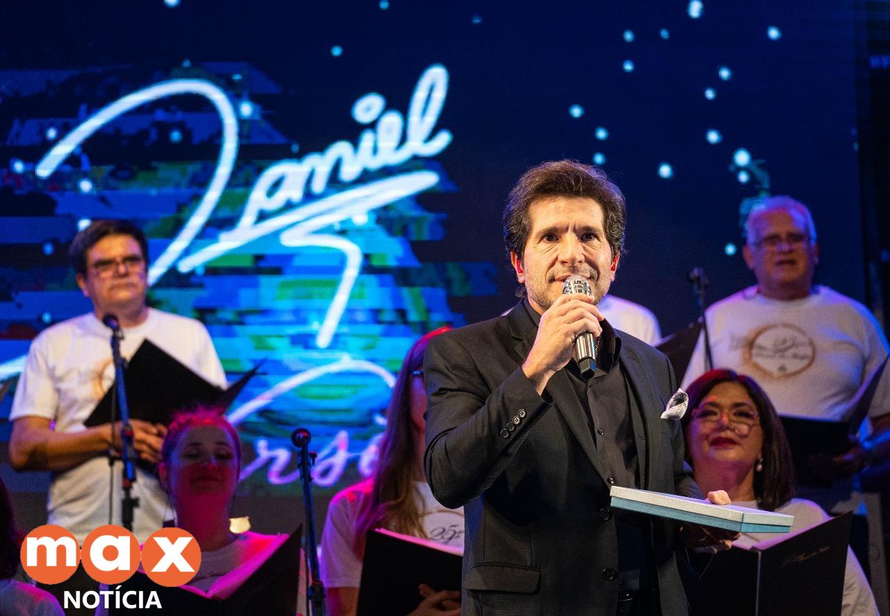 Cantor emocionou visitantes das três fronteiras em show do Natal de Águas e Luzes