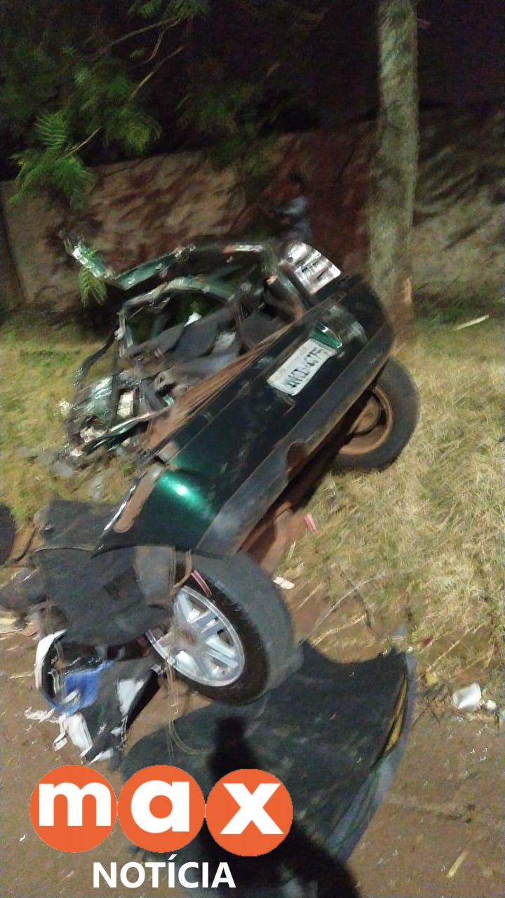 Carro Fica Partido ao Meio Após Colisão