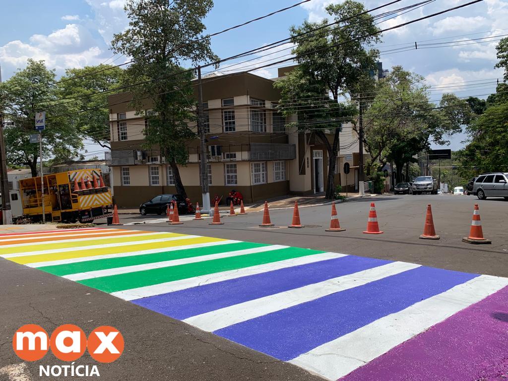Prefeitura de Foz pinta faixa de pedestres com cores de arco íris em apoio ao Dia Nacional da Visibilidade Trans