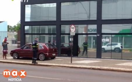 Motorista sem habilitação estaciona na calçada da Transitar em Cascavel