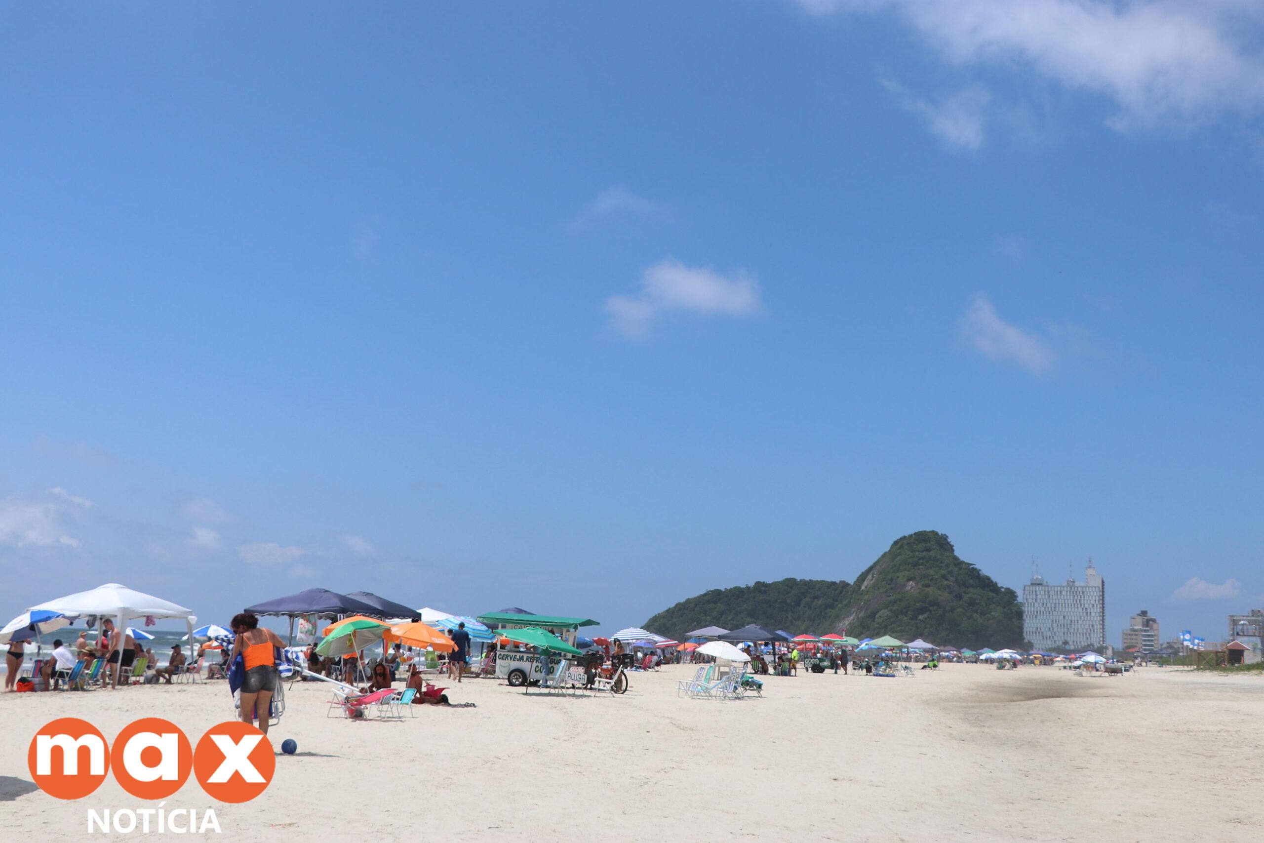 Copel empresta guarda-sol para quem utiliza serviço de fatura digital; população aprova iniciativa