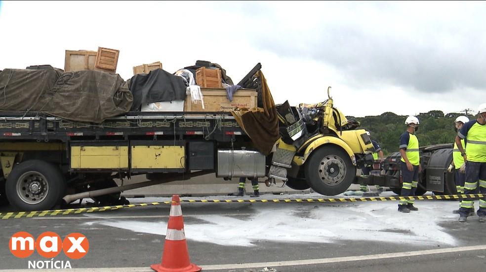 Em engavetamento, filho morre após bater no caminhão do pai, diz Corpo de Bombeiros