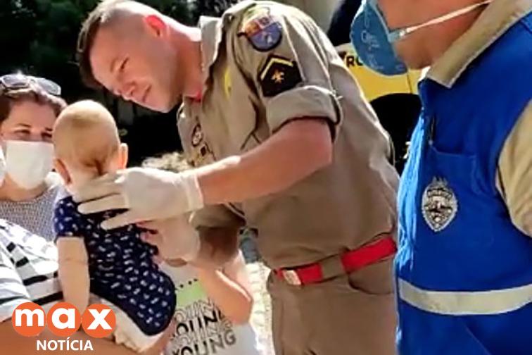 Após policiais salvarem a vida de um bebê, PM orienta sobre casos de engasgamento