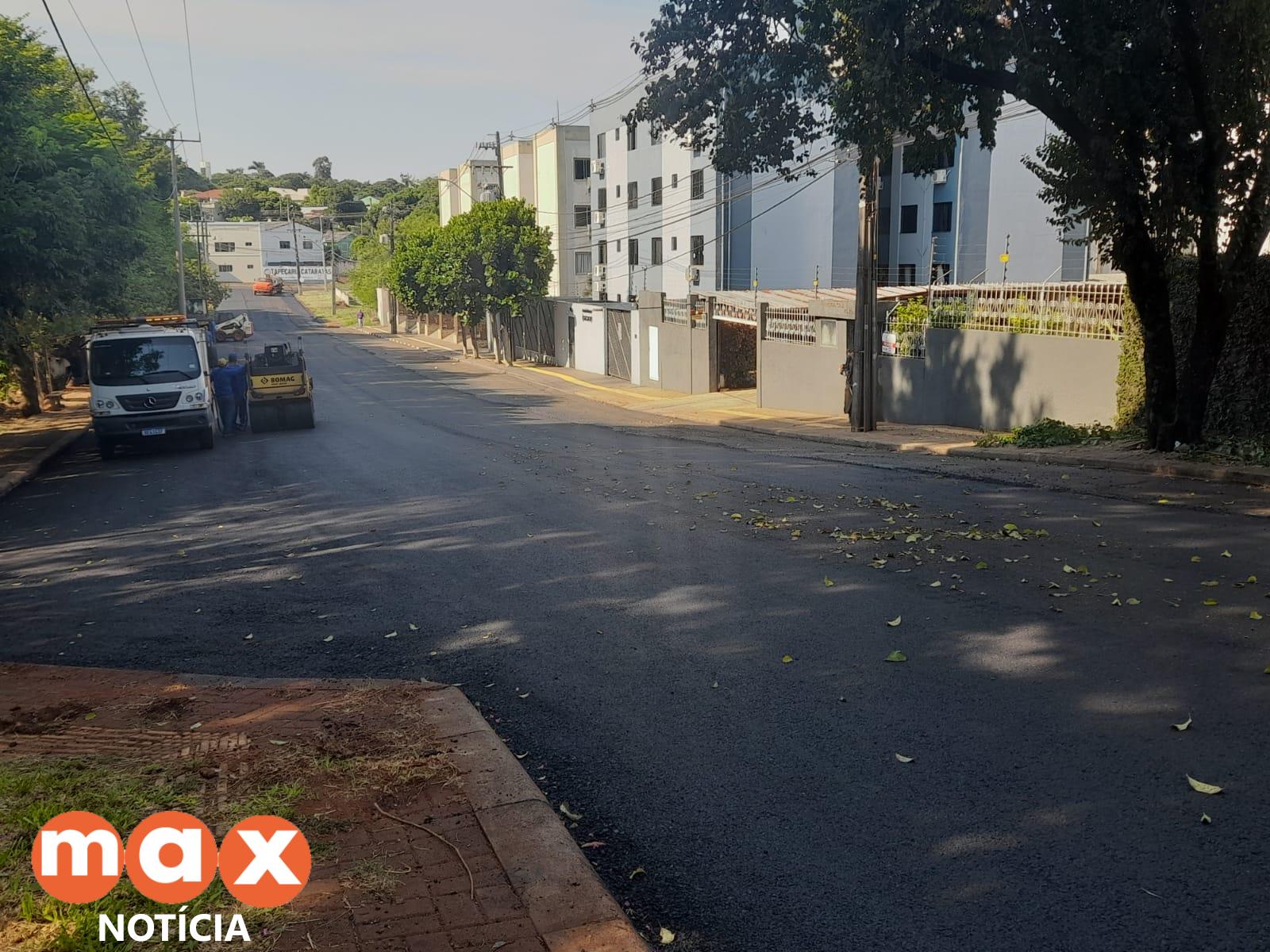 Moradores comemoram melhorias na pavimentação da Rua Mato Grosso, na região central