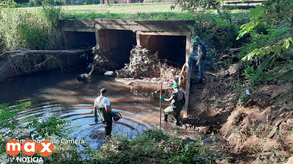 Prefeitura realiza limpeza e retirada de lixos e entulhos em áreas com histórico de alagamento