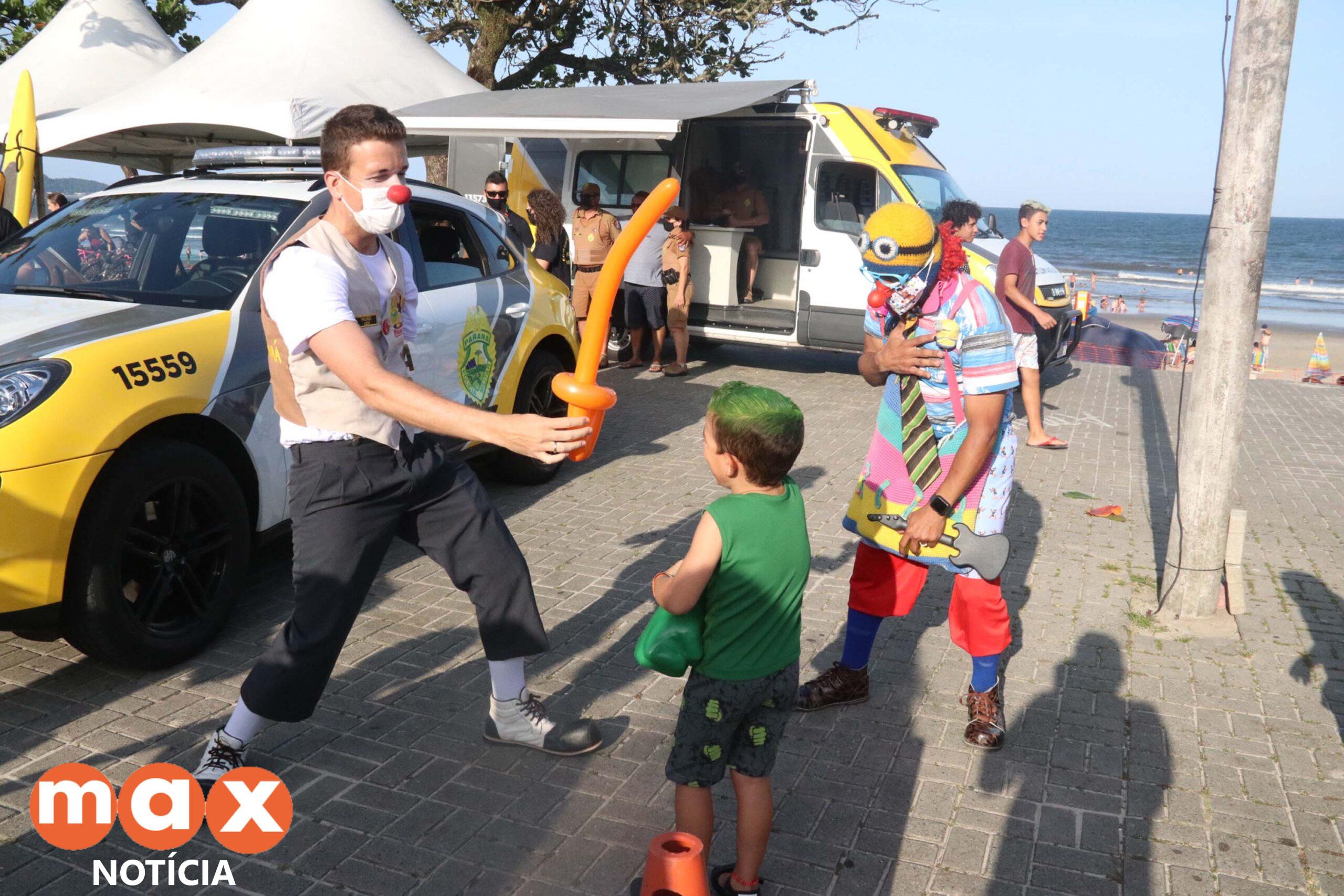 PM leva diversão às praias com exposição de viaturas e pintura de rosto para crianças