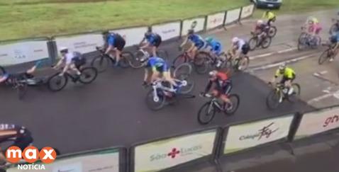 Dezenas de ciclistas caem na chegada da prova do GP Cascavel