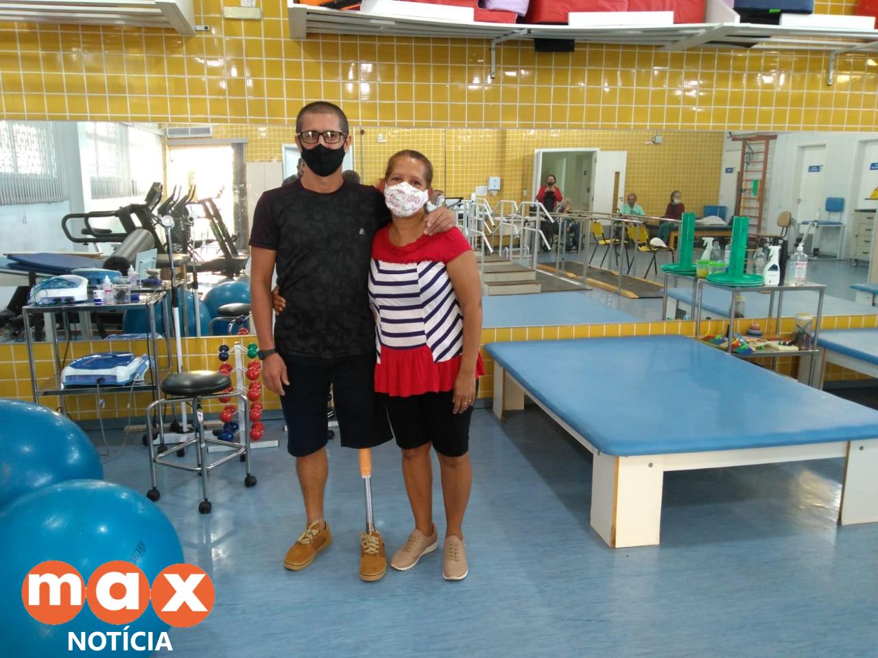 Pessoas com deficiência recebem novas próteses distribuídas pelo CER-IV