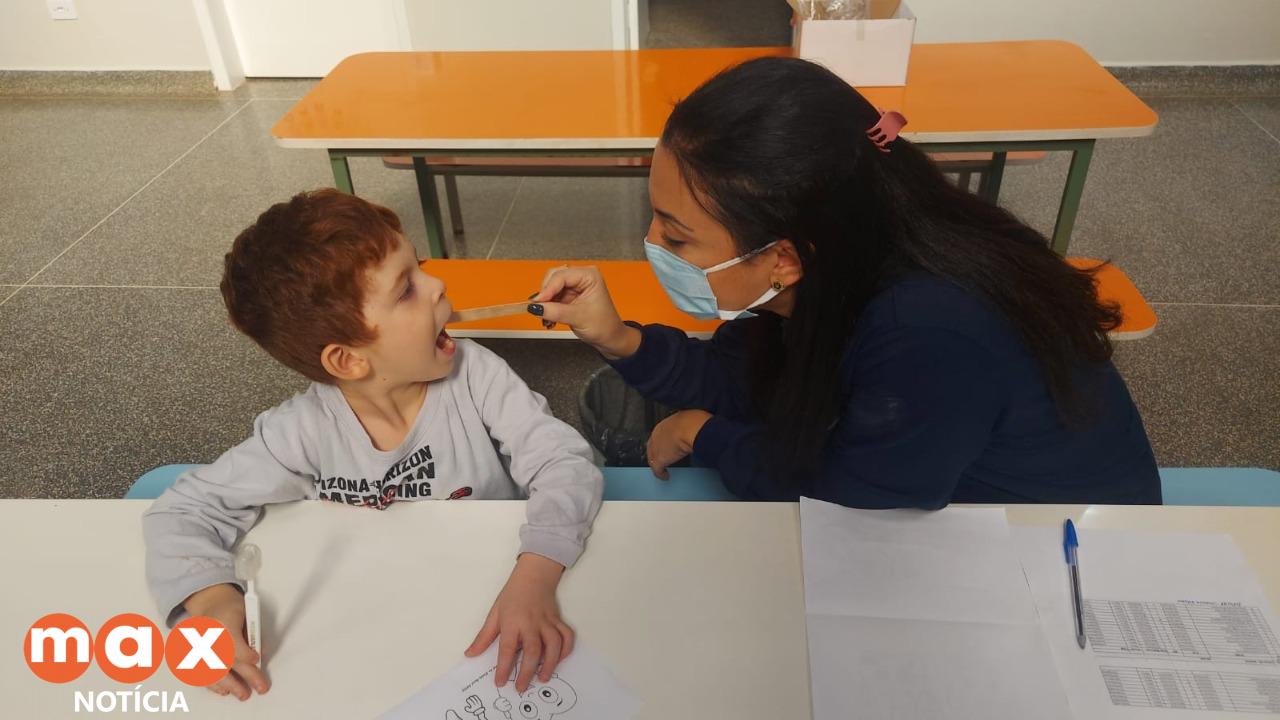 Estudantes aprendem de forma lúdica a importância da escovação para a prevenção de doenças bucais