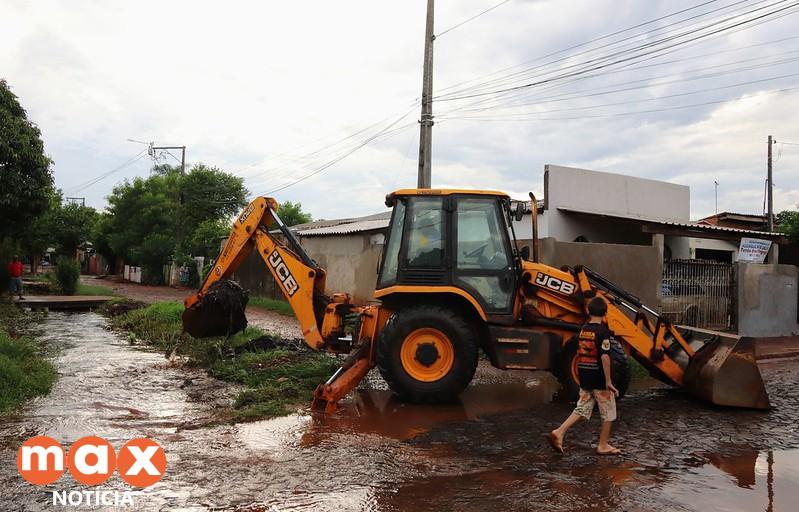 Após alagamento, equipes fazem limpeza bairro Morenitas II