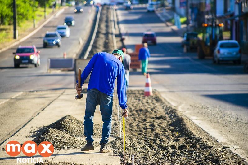 Equipes avançam na construção da ciclovia central na General Meira
