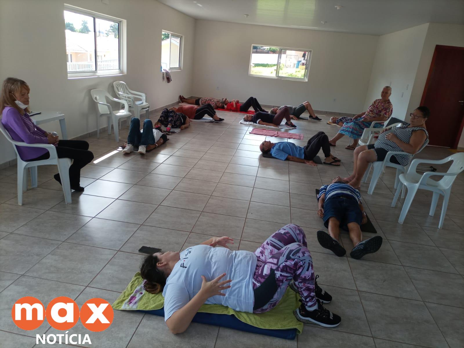 Quintas-feiras tem alongamento no Condomínio do Idoso