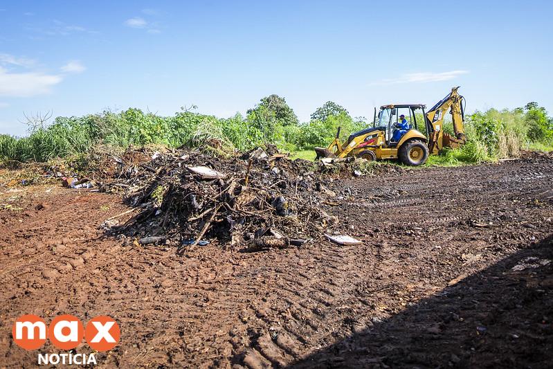 Prefeitura faz limpeza de terrenos na Rua das Dálias
