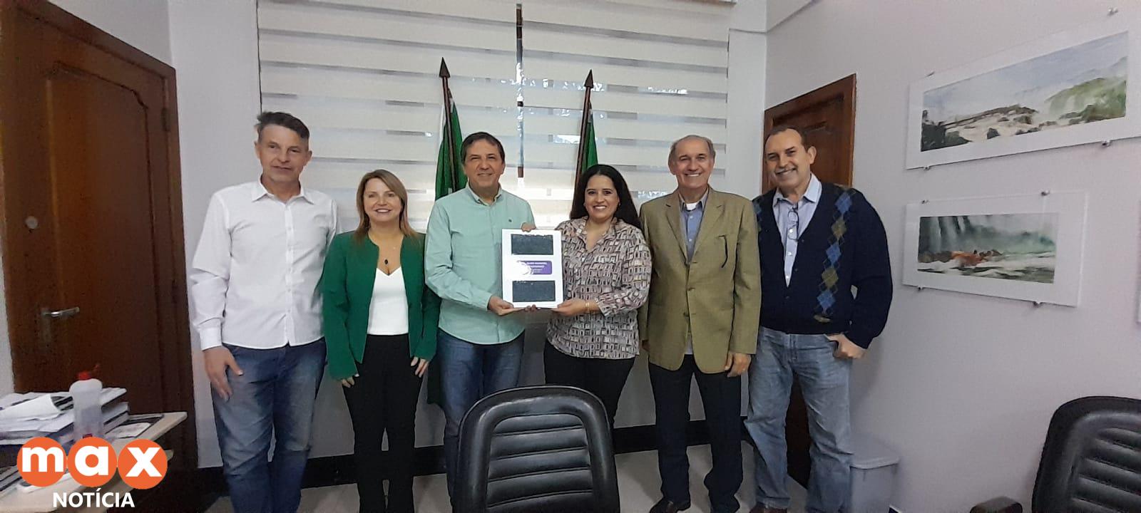 Prefeito recebe o Plano Estratégico do ICMS Ecológico de Foz do Iguaçu
