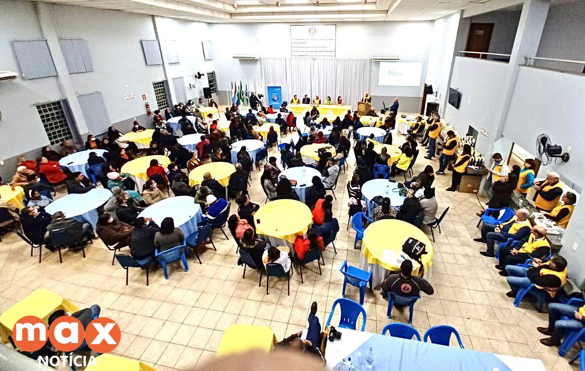 Projeto Visão do Bem entrega óculos de grau a 122 alunos da EJA