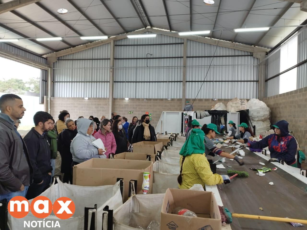 Representantes da rede municipal de ensino conhecem o funcionamento de Unidade de Valorização de Recicláveis em Foz