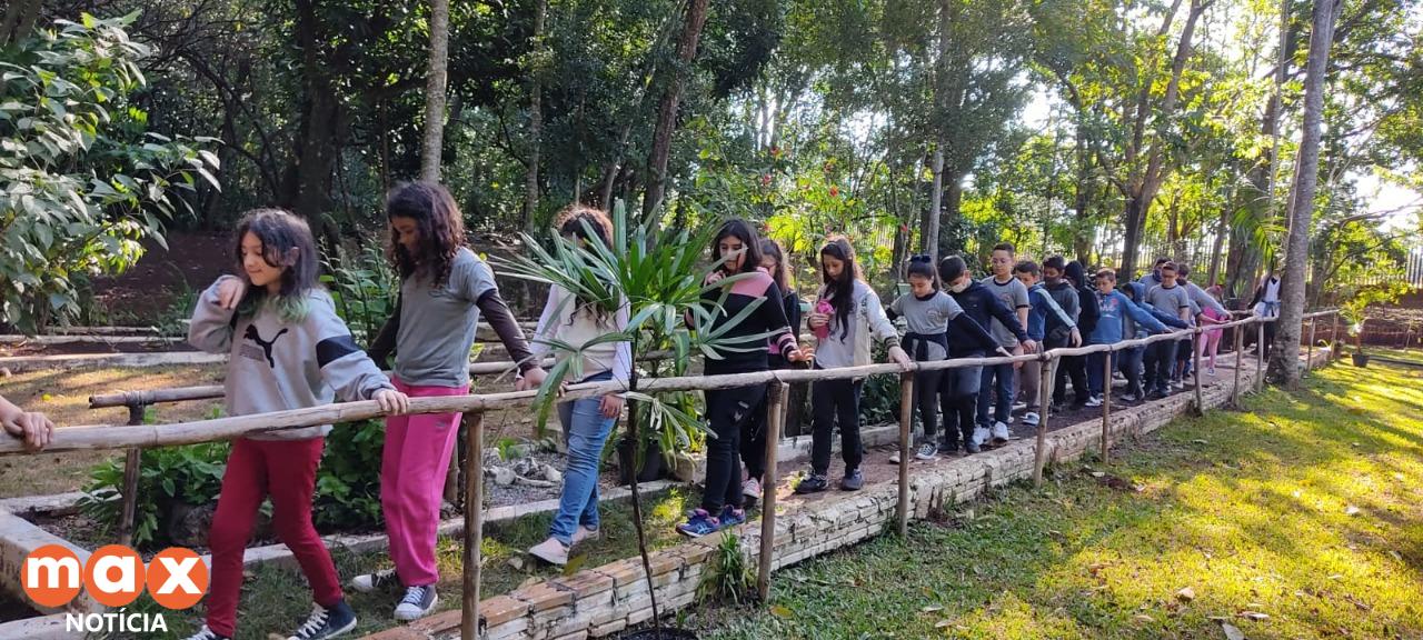 Alunos da Escola Municipal Emílio de Menezes participam de atividades de Educação Ambiental no Horto Municipal