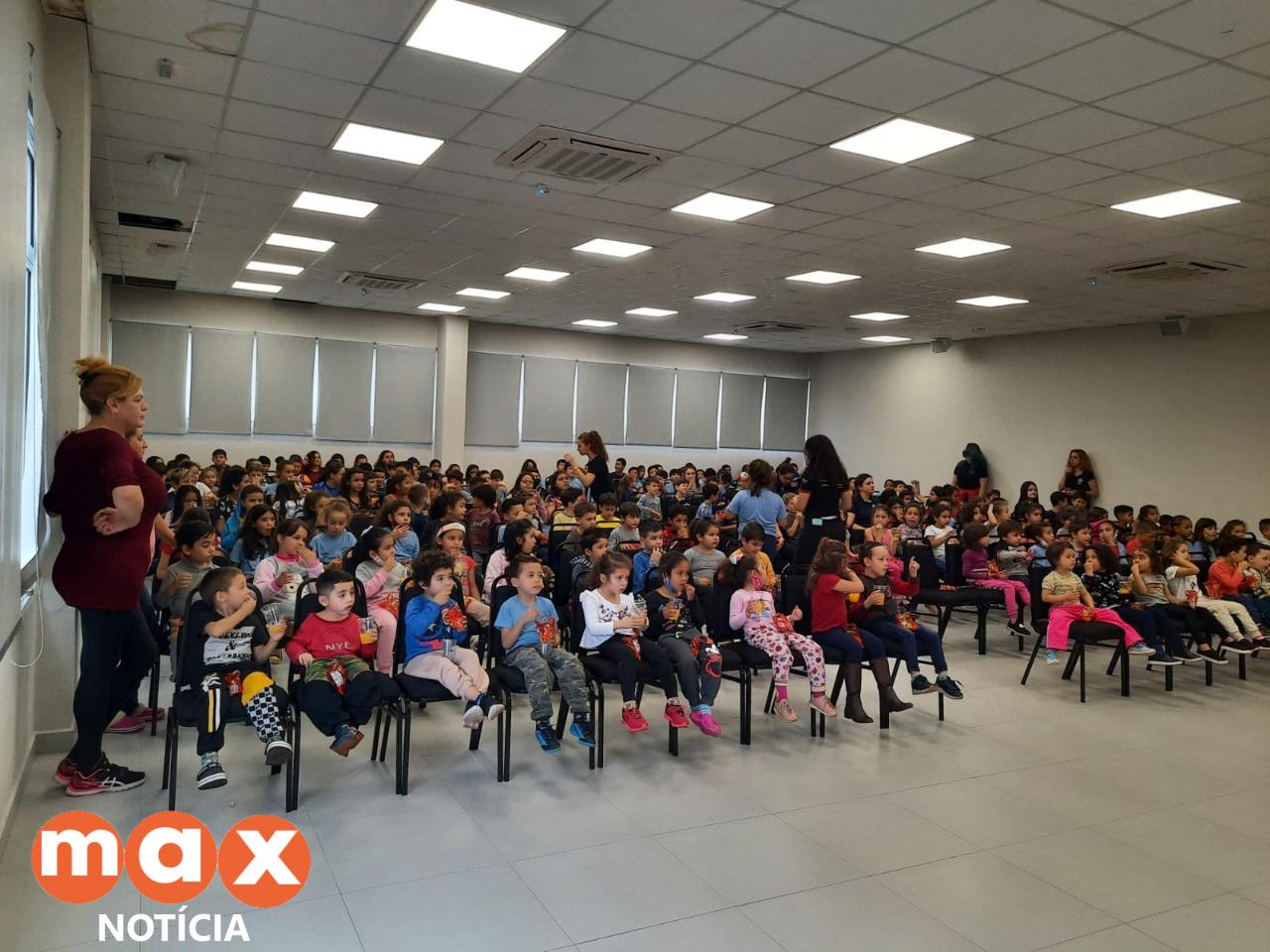 Alunos da rede municipal de ensino de Foz do Iguaçu assistem a espetáculo sobre educação financeira