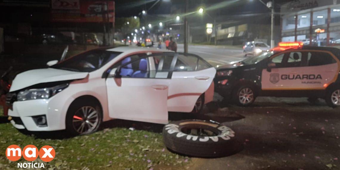 Veículo roubado na Praça da Bíblia bate em árvore