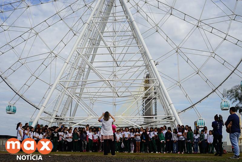 Alunos da Escola Jardim Naipi conhecem a roda-gigante de Foz do Iguaçu