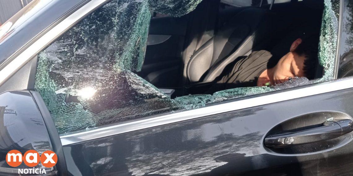 Rapaz quebra vidro de veículo para furtar, mas acaba dormindo